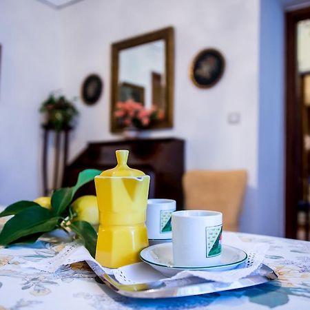 Il Giglio Rosso Apartman Nápoly Szoba fotó