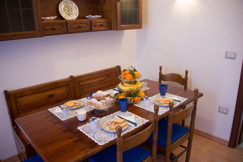 Il Giglio Rosso Apartman Nápoly Szoba fotó