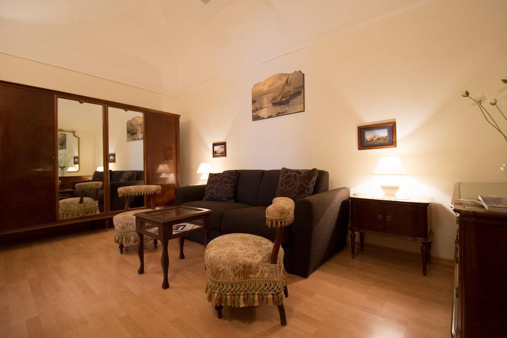 Il Giglio Rosso Apartman Nápoly Szoba fotó