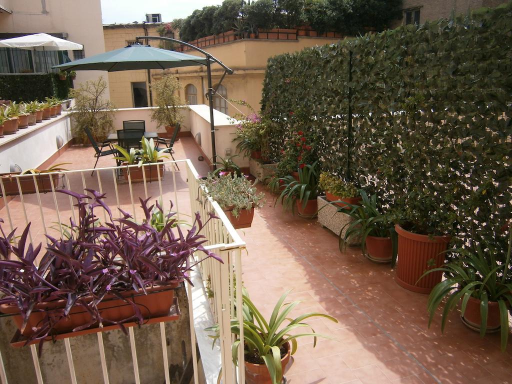 Il Giglio Rosso Apartman Nápoly Szoba fotó