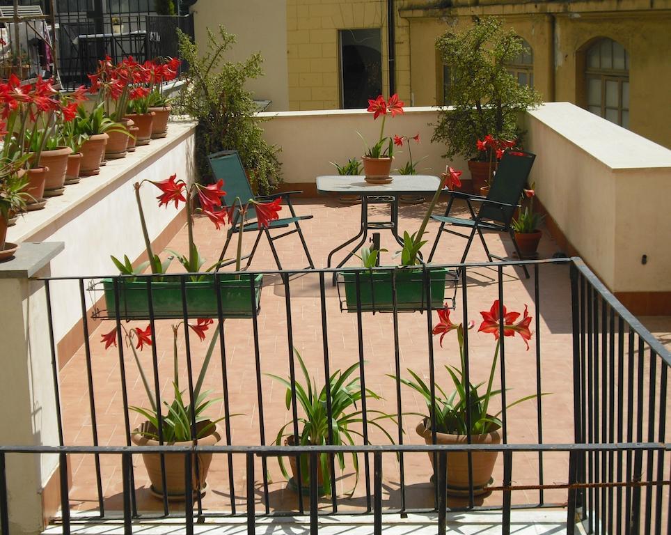 Il Giglio Rosso Apartman Nápoly Szoba fotó